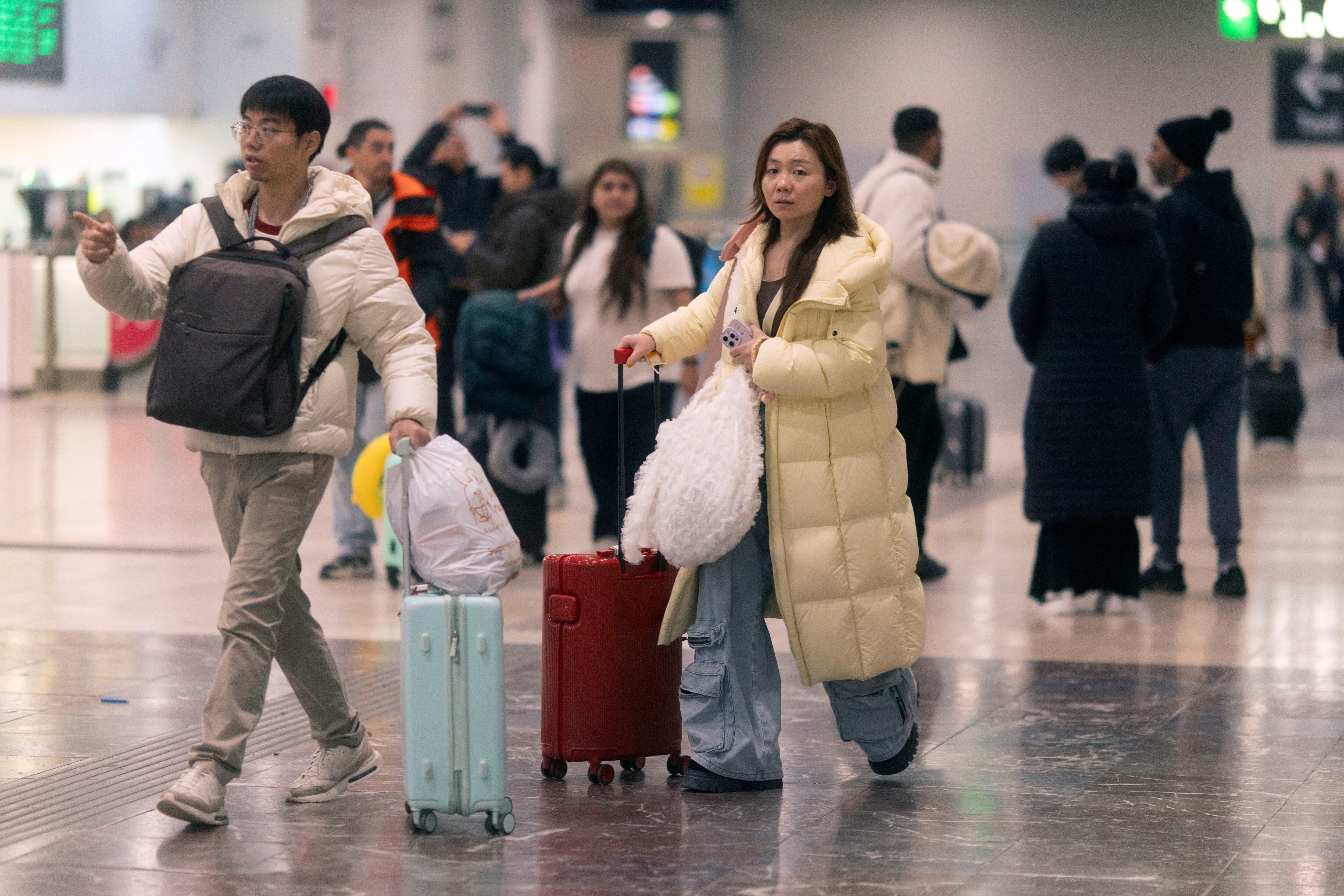 GRAFCAT8098. BARCELONA, 10/02/2026.- Aspecto de la Estación de Sants de Barcelona este martes cuando Rodalies opera con afectaciones en todas las líneas al inicio del servicio tras la desconvocatoria de huelga en el sistema ferroviario por parte de los sindicatos mayoritarios. EFE/Marta Pérez
