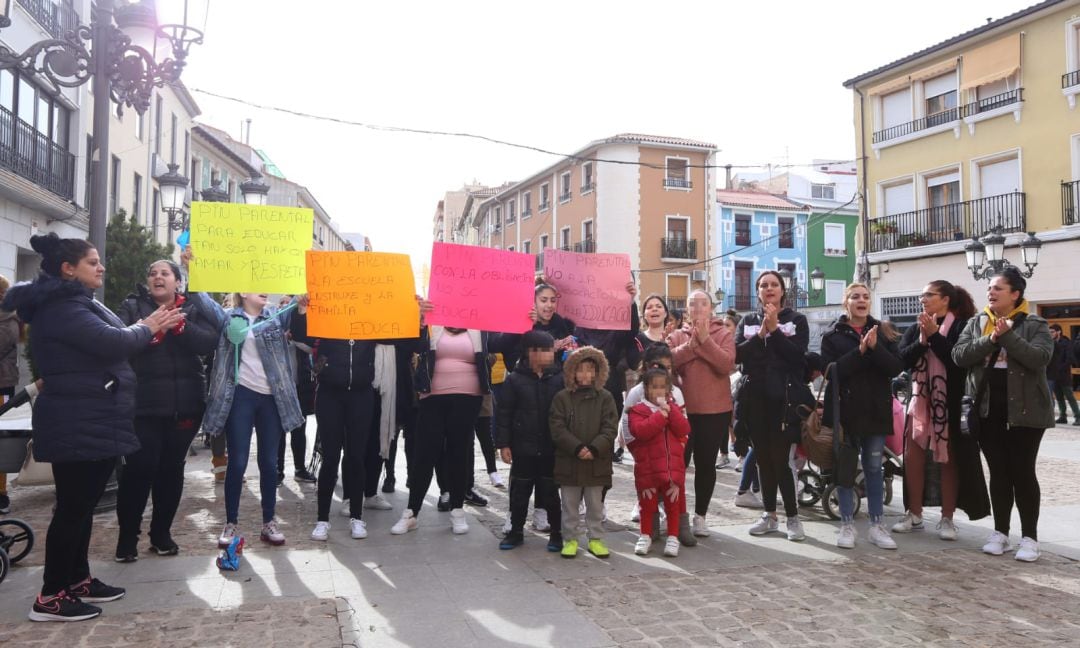 Madres y padres de diferentes colegios de Elda acuden a la Plaza del Ayuntamiento para pedir el &quot;pin parental&quot;