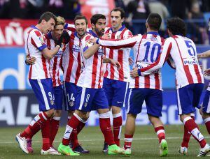 Los jugadores del Atlético celebran su goleada (4-1) al Real Madrid de Carlo Ancelotti en el Vicente Calderón