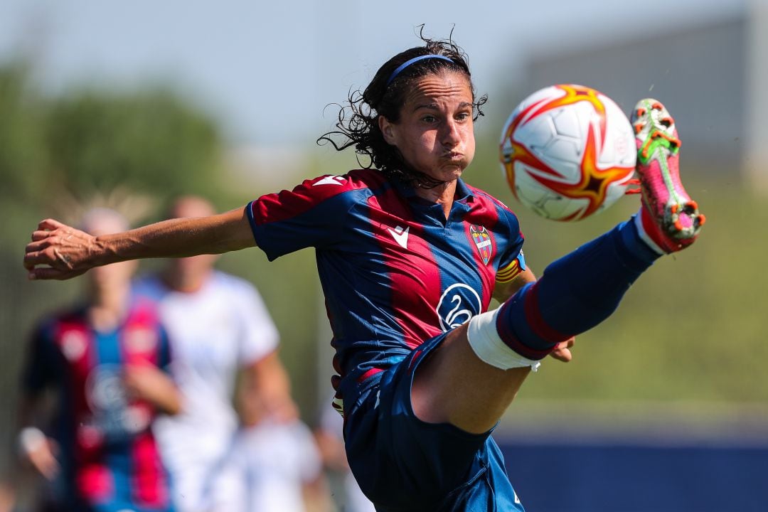 Alharilla controla el balón