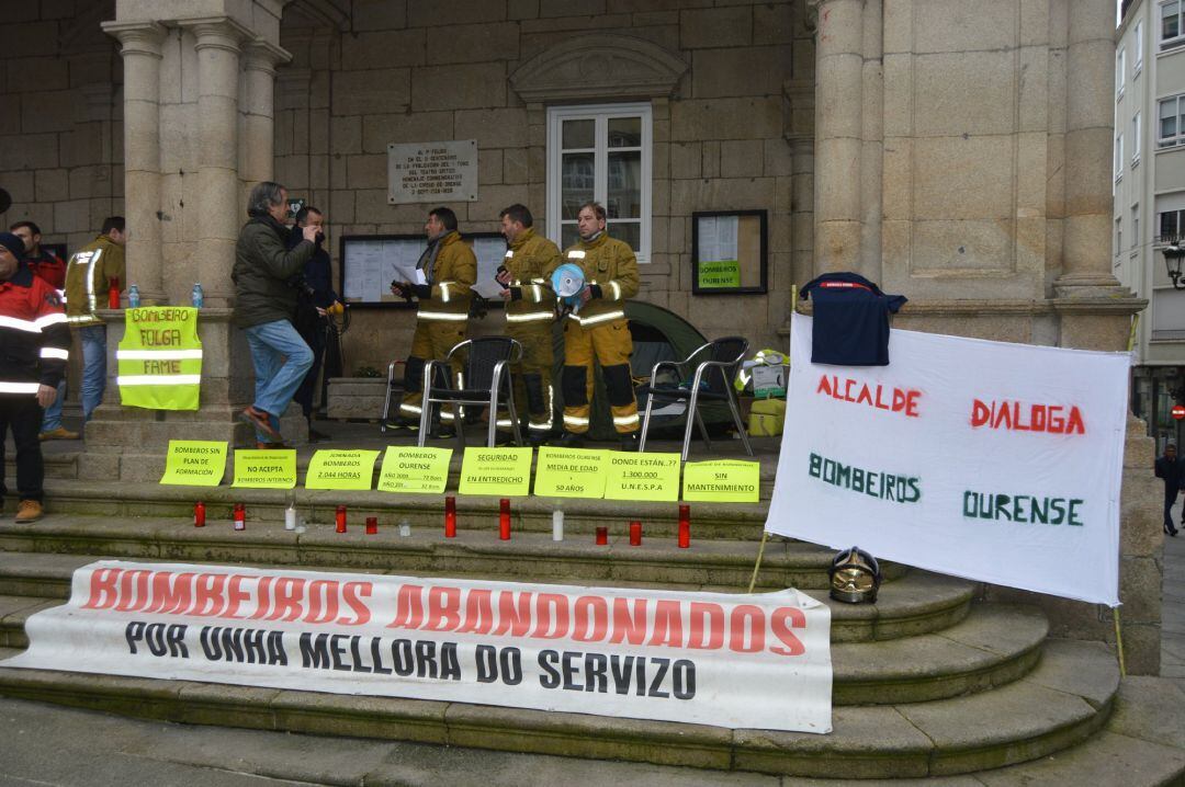 Tres bomberos de Ourense se mantuvieron en huelga de hambre durante varios días de febrero para reclamar que se dote de medios al cuerpo.