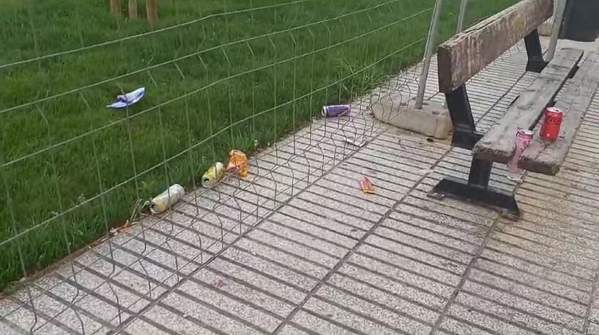 Restos alrededor del banco, con la papelera justo al lado