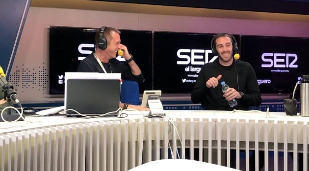 Diego Godín y Manu Carreño lo pasaron bien durante la entrevista