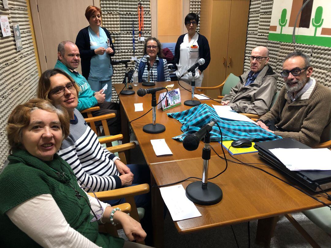 Toña, al fondo en la fotografía, responde a las preguntas de los reporteros de Radio Gurugú, la radio terapéutica del Centro Sociosanitario Hermanas Hospitalarias de Palencia