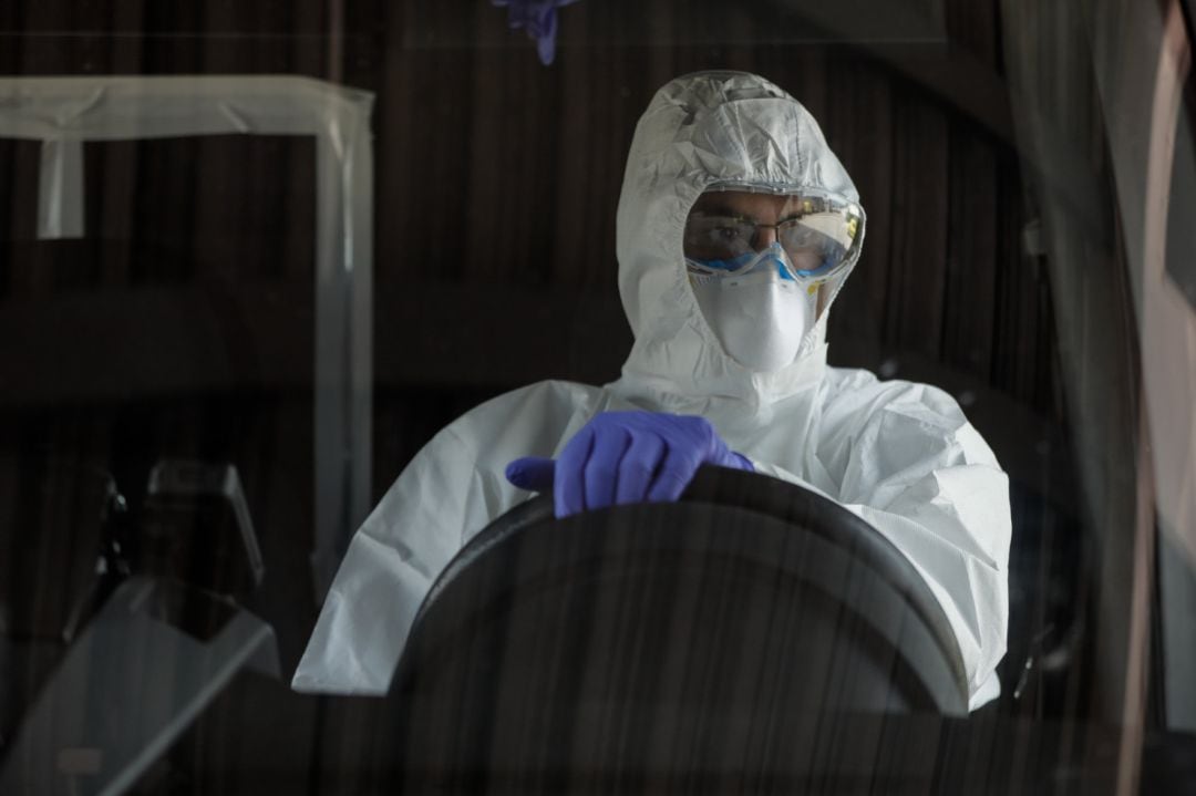 Un sanitario conduce una unidad móvil.