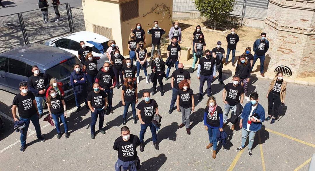 Personal de IES Doctor Balmis con la camiseta