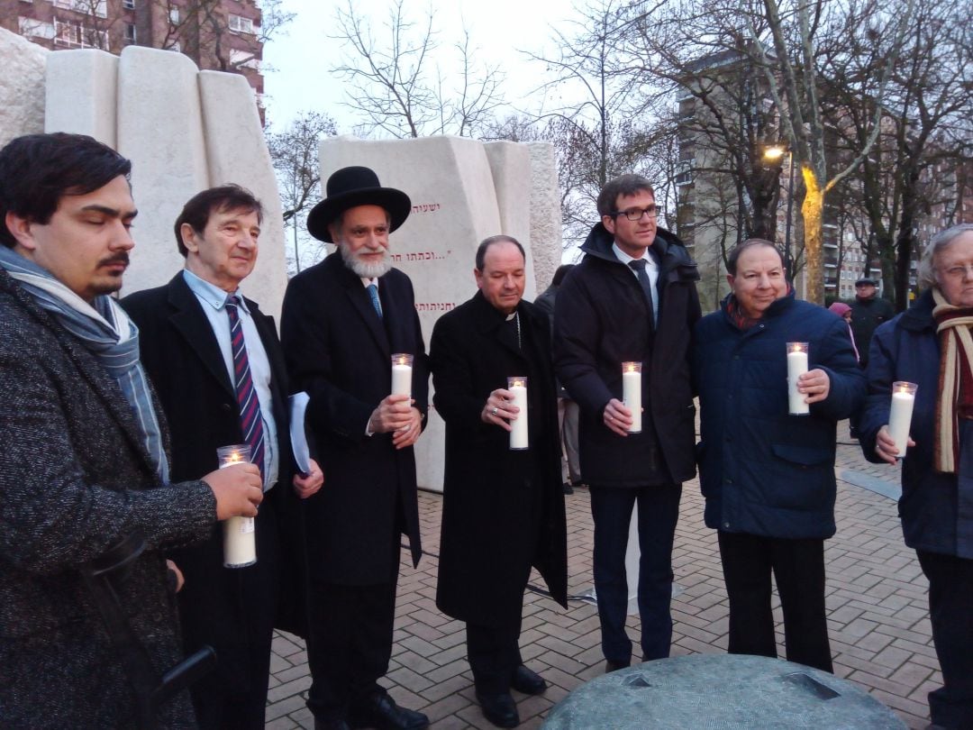 Miembros de la comunidad judía de Euskadi y Bayona, el Gran Rabino de Madrid, el Obispo de Vitoria y el alcalde Gorka Urtaran en el acto homenaje a Vitoria