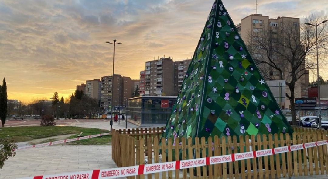 Árbol de la Igualdad de Coslada, acordonado por Bomberos