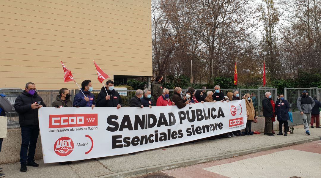 CCOO y UGT se concentran frente a un centro de salud de Alcobendas