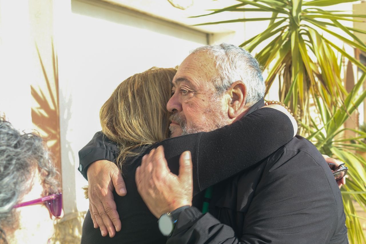 Abrazo entre el portavoz de la Plataforma de Afectados por la Hipoteca (PAH), Paco Morote, y una de las afectadas por los desahucios.