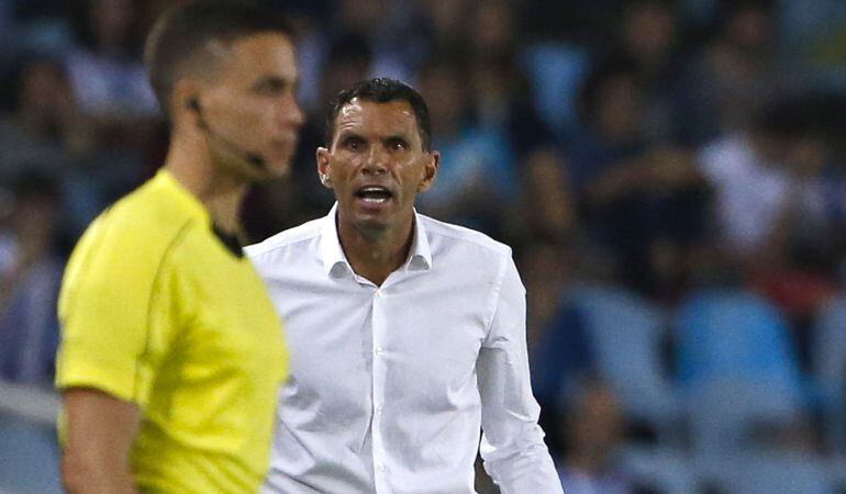 GRA367. SAN SEBASTIÁN, .- El entrenador del Betis, Gustavo Poyet (d), durante el partido de la séptima jornada de la Liga Santander ante la Real Sociedad disputado esta noche en el estadio de Anoeta, en San Sebastián. EFE Javier Etxezarreta