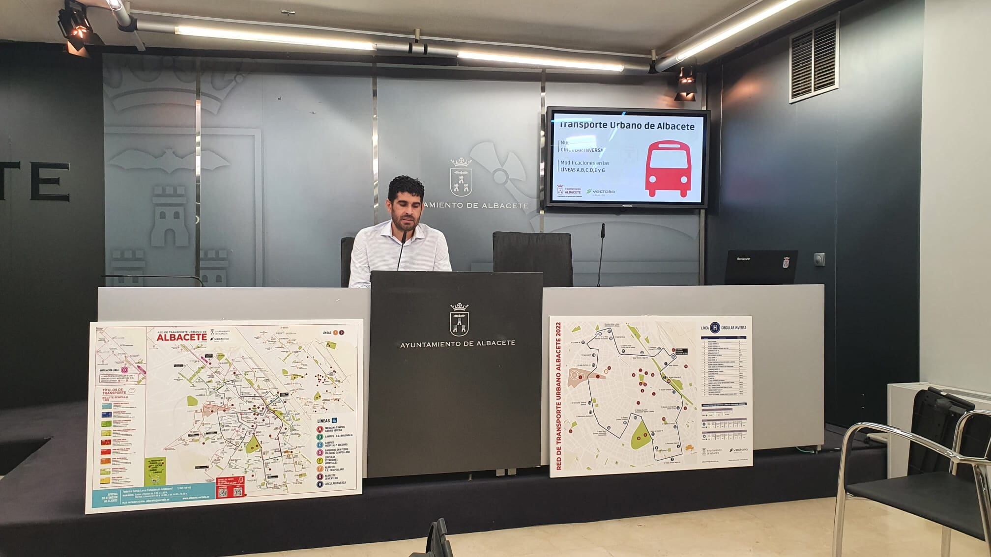 José González, concejal de Movilidad del Ayuntamiento de Albacete, en la rueda de prensa explicando los cambios del servicio de autobuses
