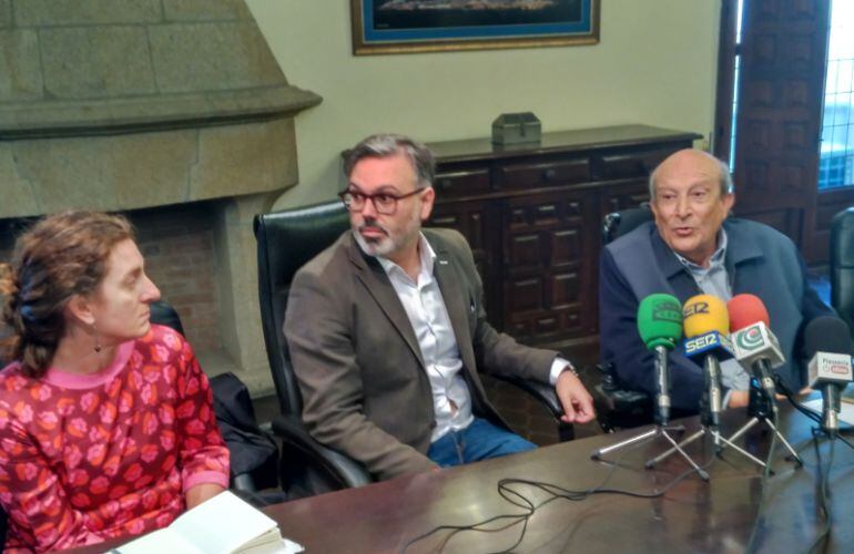 El alcalde de Plasencia y miembros de la Plataforma del Salón de Otoño de Pintura