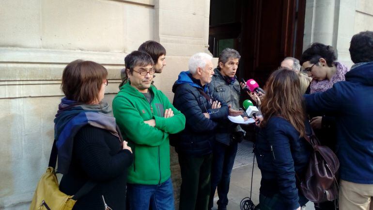 Miembros de la Plataforma por la Renta Garantizada atienden a los periodistas antes de registrar su enmienda ante el pleno del Parlamento