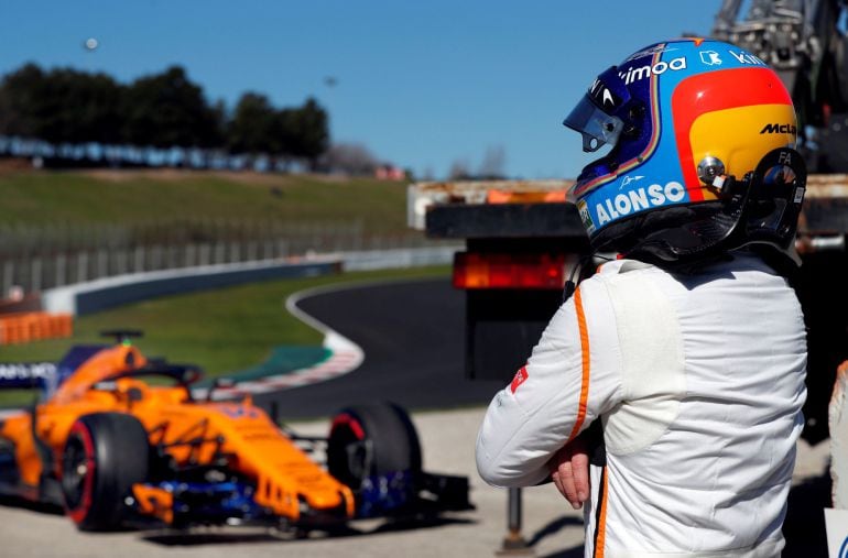 Fernando Alonso, delante de su McLaren después de que se haya quedado parado en la pista de Montmeló.