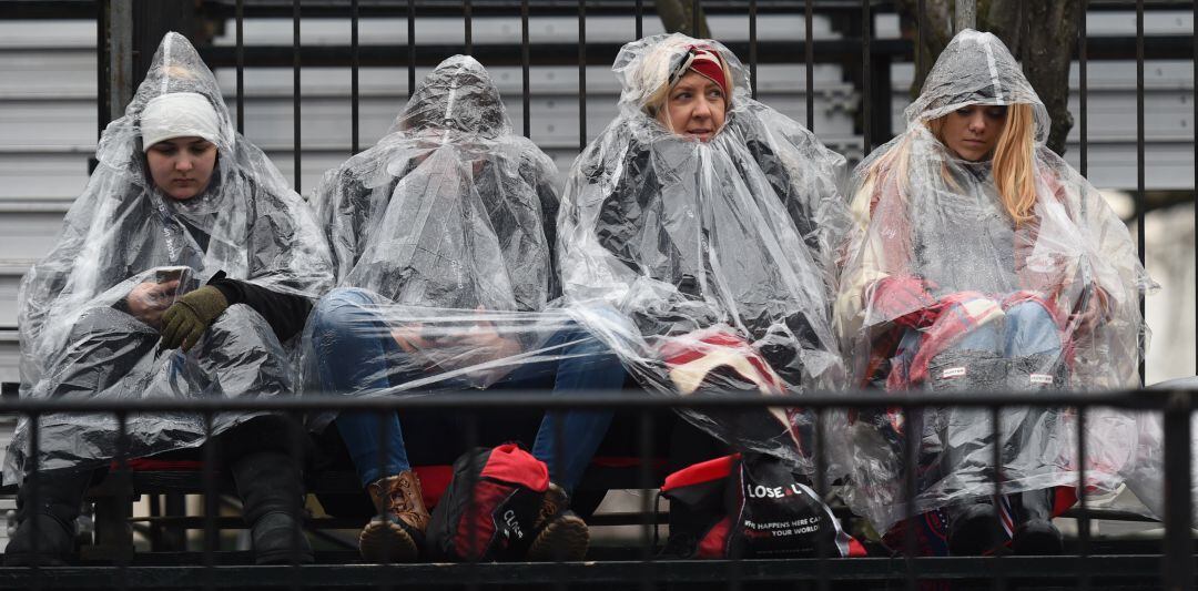 Varias personas se protegen con chubasqueros en un día de lluvía