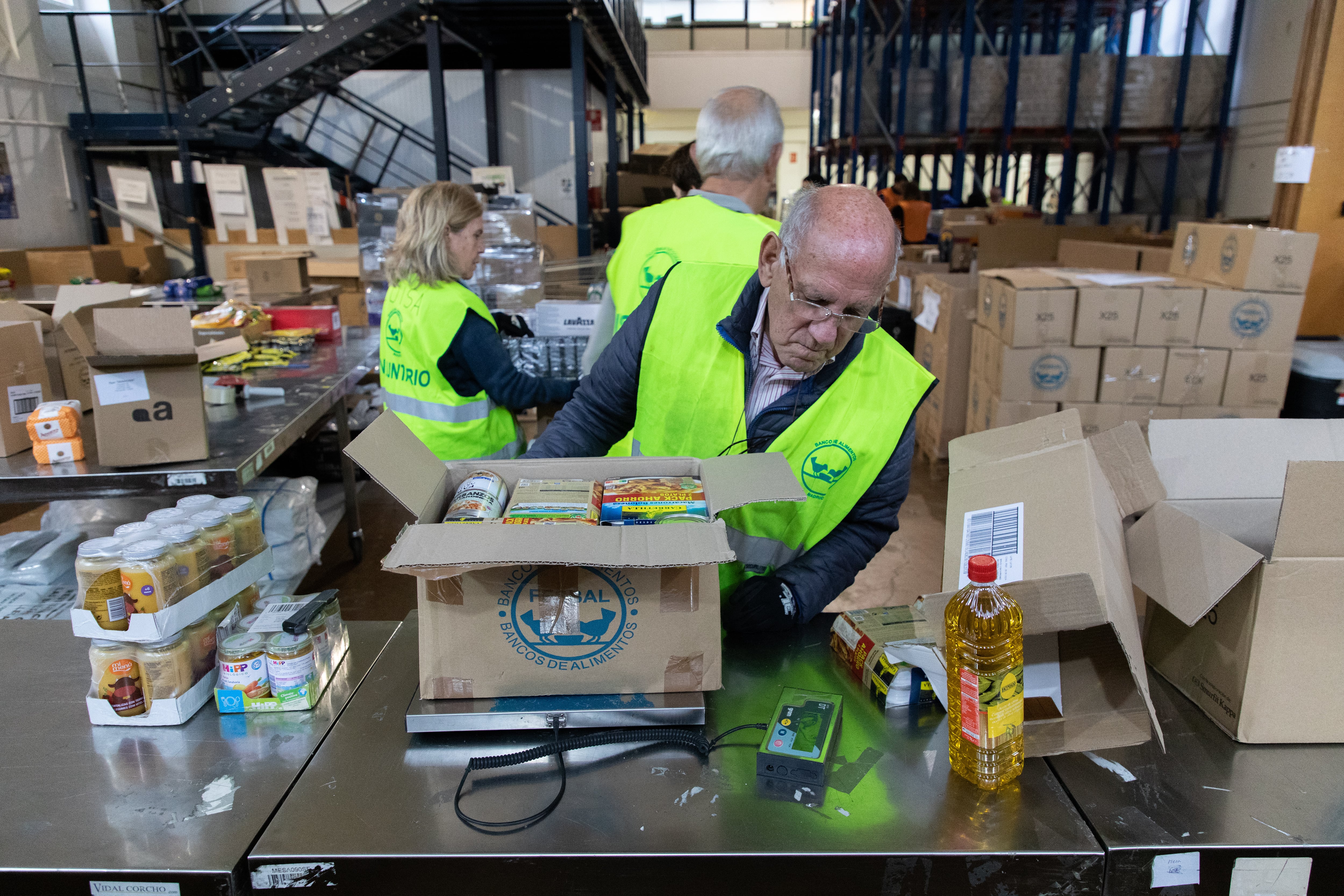 MADRID, SPAIN - NOVEMBER 13: Volunteers work in the warehouses of the Dual Association at the Food Bank&#039;s headquarters in Colegio San Fernando, on 13 November, 2023 in Madrid, Spain. The Gran Recogida de Alimentos, which will take place on November 24, 25 and 26, is the most important solidarity campaign of the year for food banks, as well as the largest solidarity movement in Madrid, where volunteers are key to informing clients that the collection is underway and encouraging donations. In 2022, more than 3,200,000 kilos of food were collected, with the participation of a volunteer staff of almost 7500 people, informing donors and/or participating in sorting tasks. (Photo By Rafael Bastante/Europa Press via Getty Images)