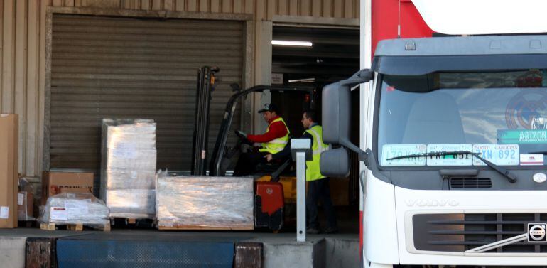 Treballadors del lloc on va arribar el camió amb els immigrants a dins.