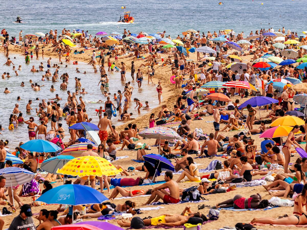 Multas de hasta 300 euros por reservar sitio en primera línea de playa: los municipios que se movilizan contra la guerra de sombrillas