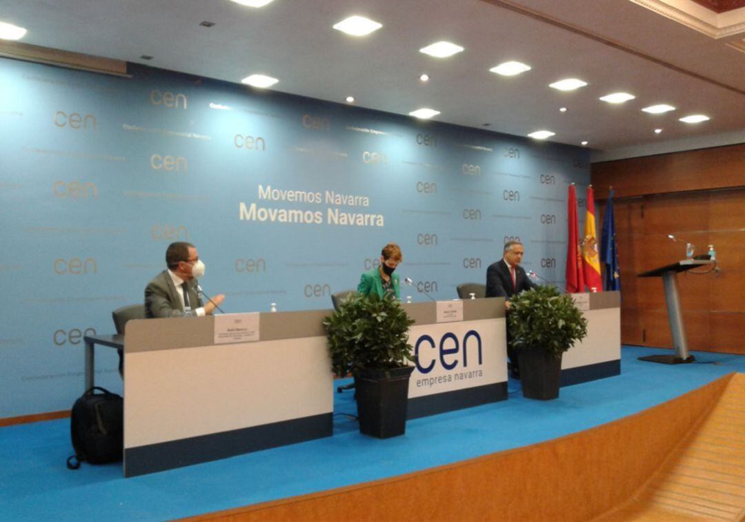 Raúl Blanco, Secretario de Industria; María Chivite, presidenta de Navarra; y Juan Miguel Sucunza, presidente de la CEN