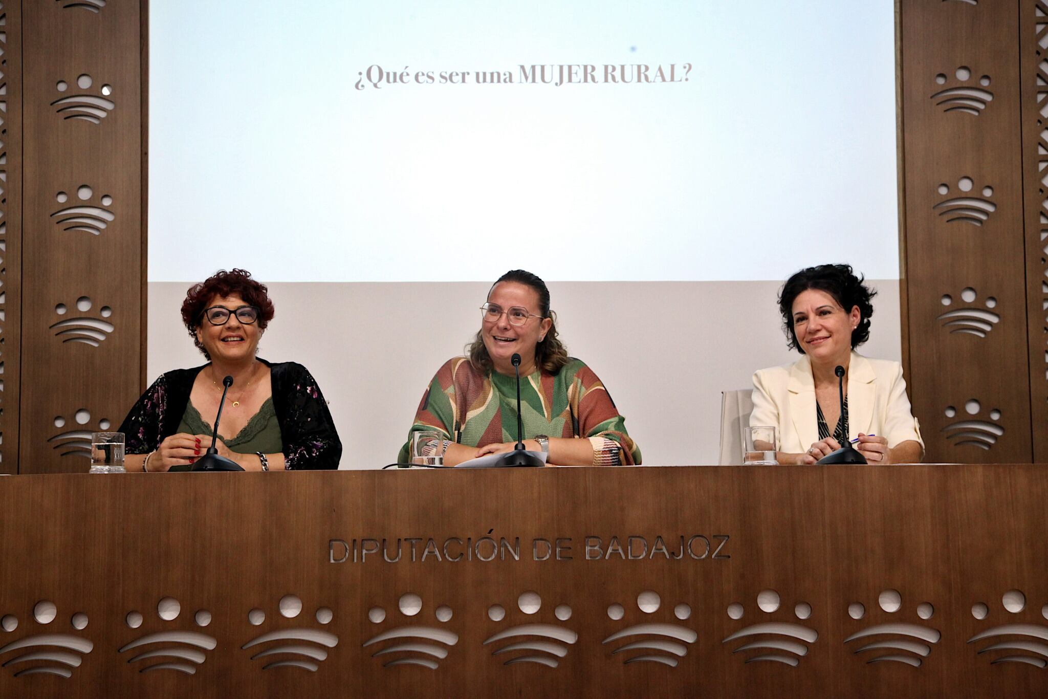 La diputada delegada del Área de Igualdad, Juventud y R.U. Hernán Cortés, Cristina Valadés, asiste a la Presentación de las actividades para conmemorar el 15 de octubre, ‘Día de la Mujer Rural’. Fotografo. Santiago Rodriguez Casado
Gabinete de prensa de Diputación de Badajoz