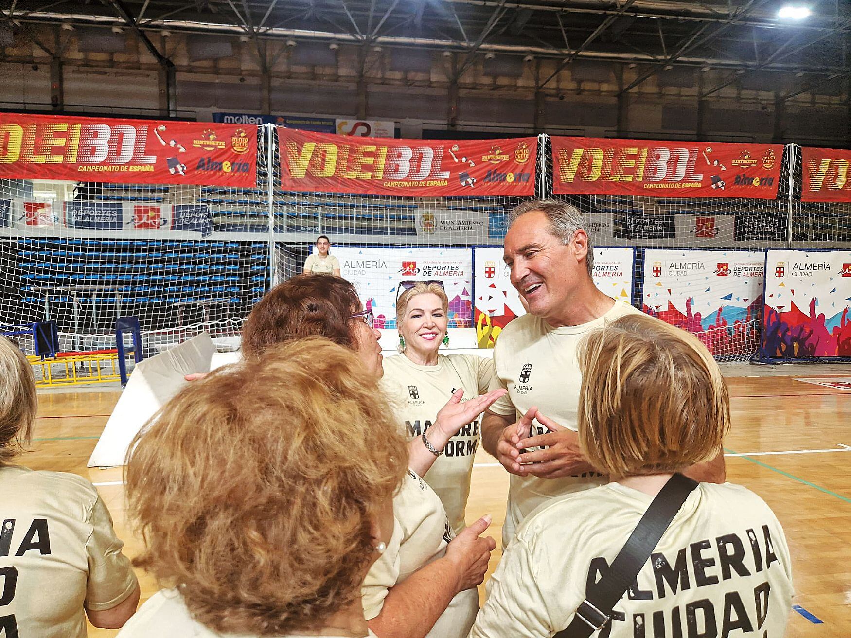 Casimiro conversando con las participantes en la actividad.