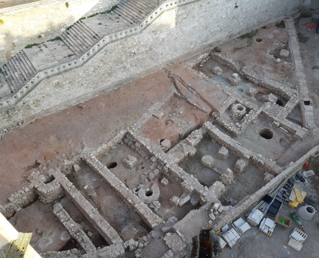 Excavación en Las Llanas junto a las escaleras que bajan hasta la catedral desde Fernán González