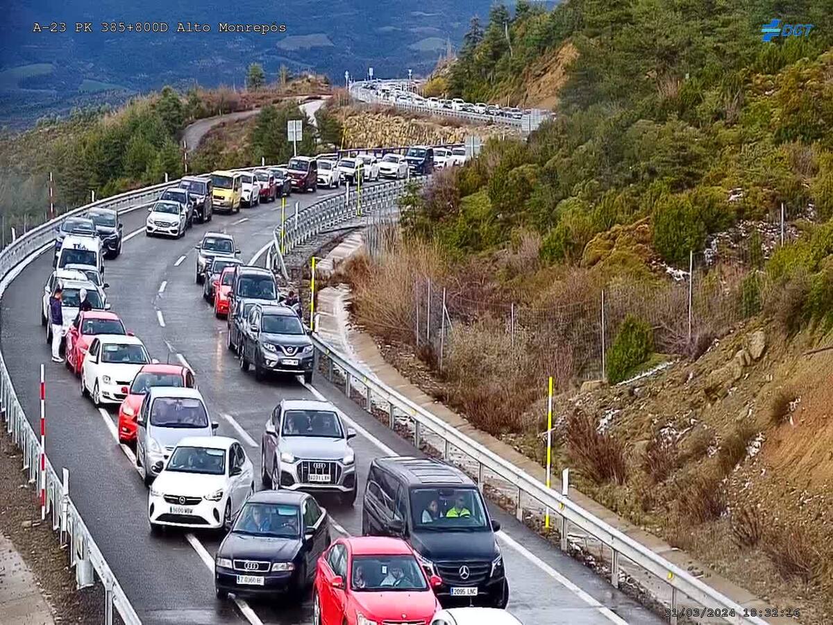 Una gran granizada y un accidente en el Monrepós cortan la autovía en el retorno de Semana Santa