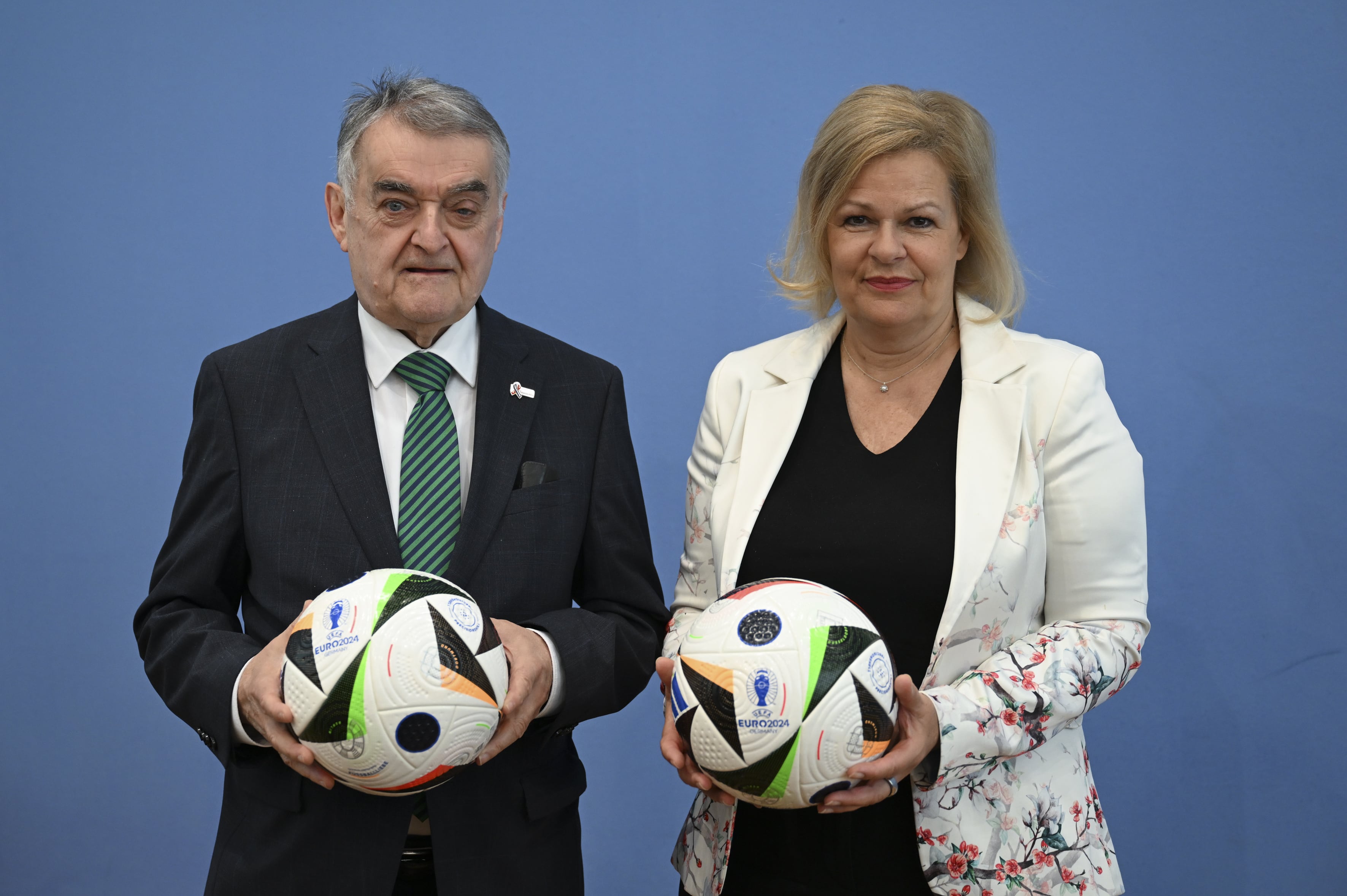 La ministra alemana del Interior y de la Comunidad, Nancy Faeser (R), y el Ministro del Interior del Estado alemán de Renania del Norte-Westfalia, Herbert Reul (L), tras una rueda de prensa sobre la Eurocopa