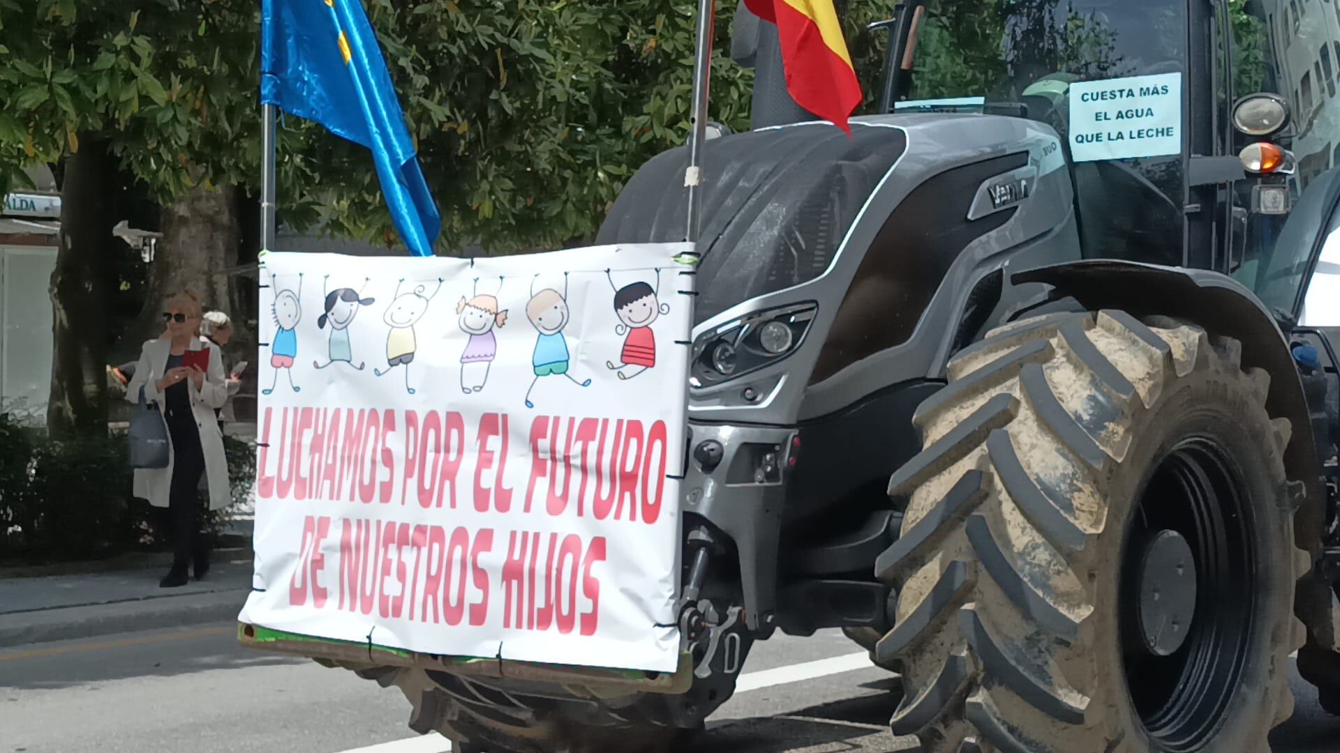 &#039;Luchamos por el futuro de nuestros hijos&#039;, reza un cartel en uno de los tractores que se han manifestado por las calles de Oviedo