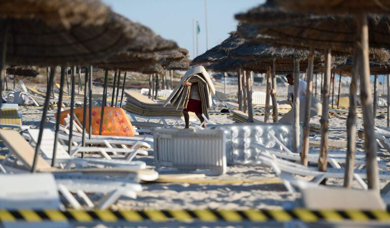 Un trabajador del hotel recoge tumbonas en la localidad turística de al-Sousse.