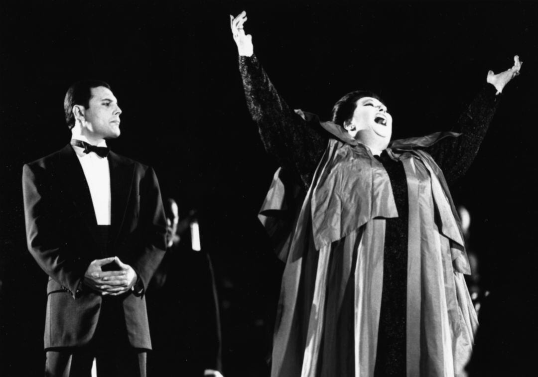 Montserrat Caballé, junto a Freddie Mercury en una imagen en 1988