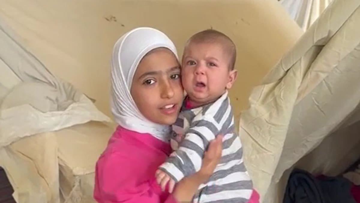 Un millar de familias escapan de los ataques de Israel en Beirut bajo las gradas y los sótanos de un estadio de fútbol