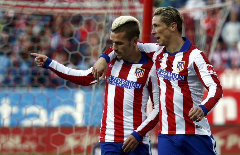 Atletico Madrid&#039;s Antoine Griezmann (L) celebrates his goal against Real Sociedad with teammate Fernando Torres during their Spanish first division soccer match at Vicente Calderon stadium in Madrid April 7, 2015. REUTERS/Susana Vera 