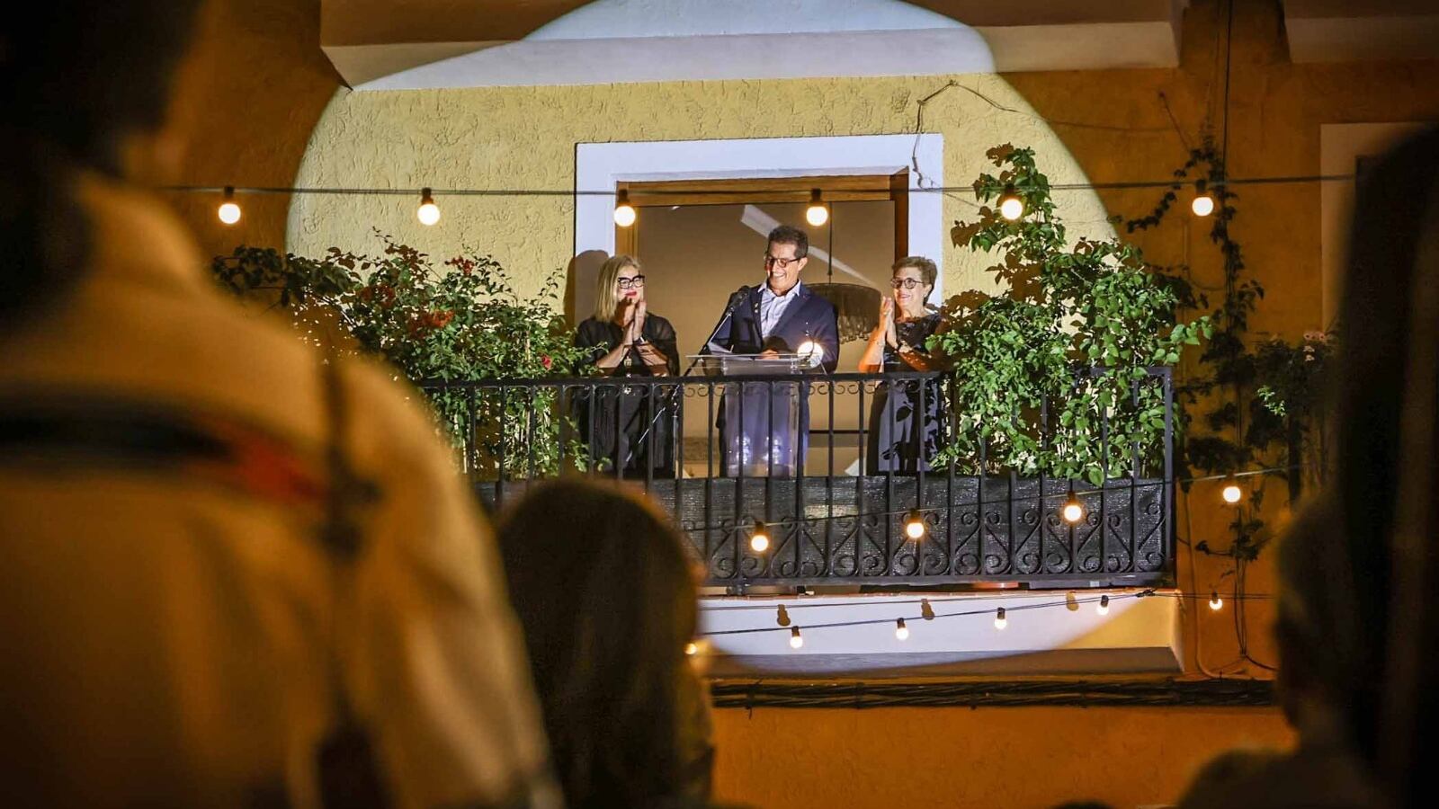 Luis Rico pronunció su pregón junto a la alcaldesa, Irene Navarro, en la plaça de Dalt