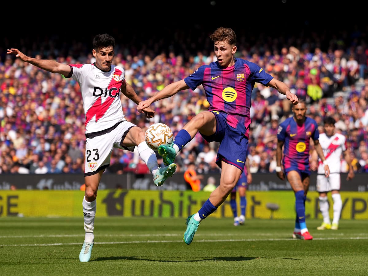 Iturralde analiza las polémicas de la primera mitad del Barça-Rayo Vallecano: "Es penalti"
