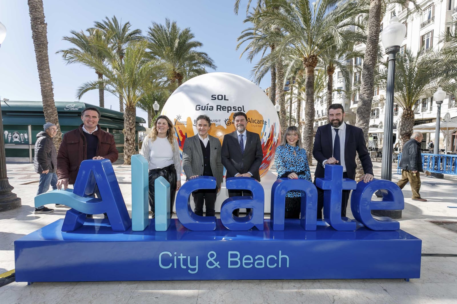 El alcalde de Alicante, Luis Barcala, y la directora de Guía Repsol, María Ritter, junto a otras autoridades, durante la presentación de la gala de los soles 2023.