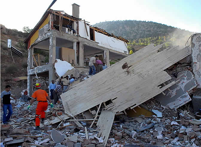 Los equipos de rescate tratan de sacar a las niñas que permanecen atrapadas en los escombros tras el derrumbe de una residencia femenina de una escuela coránica al sur de Turquía.