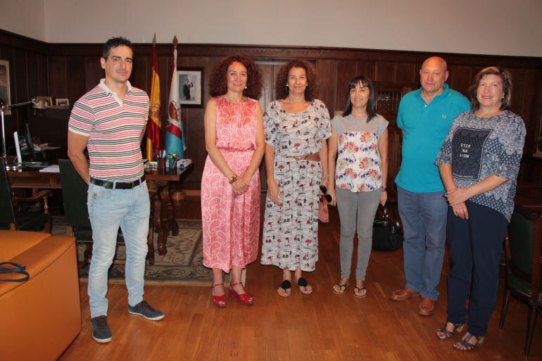 Representantes municipales y del colegio Valentín García Yebra