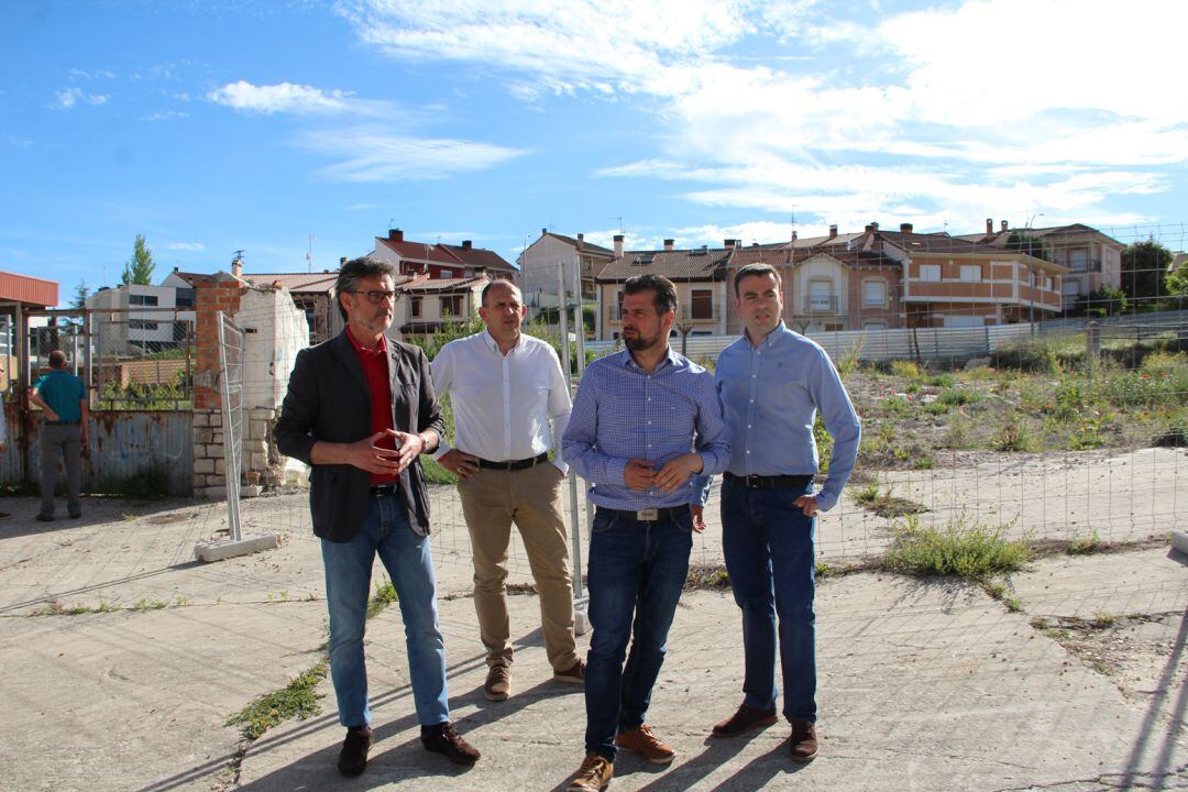 Carlos Fraile, primero por la derecha en una reciente visita de Luis Tudanca, José Luis Aceves y José Luis Vázquez.