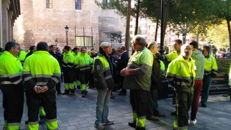 Protesta de los trabajadores del servicio de recogida de basuras y limpieza viaria a las puertas del ayuntamiento