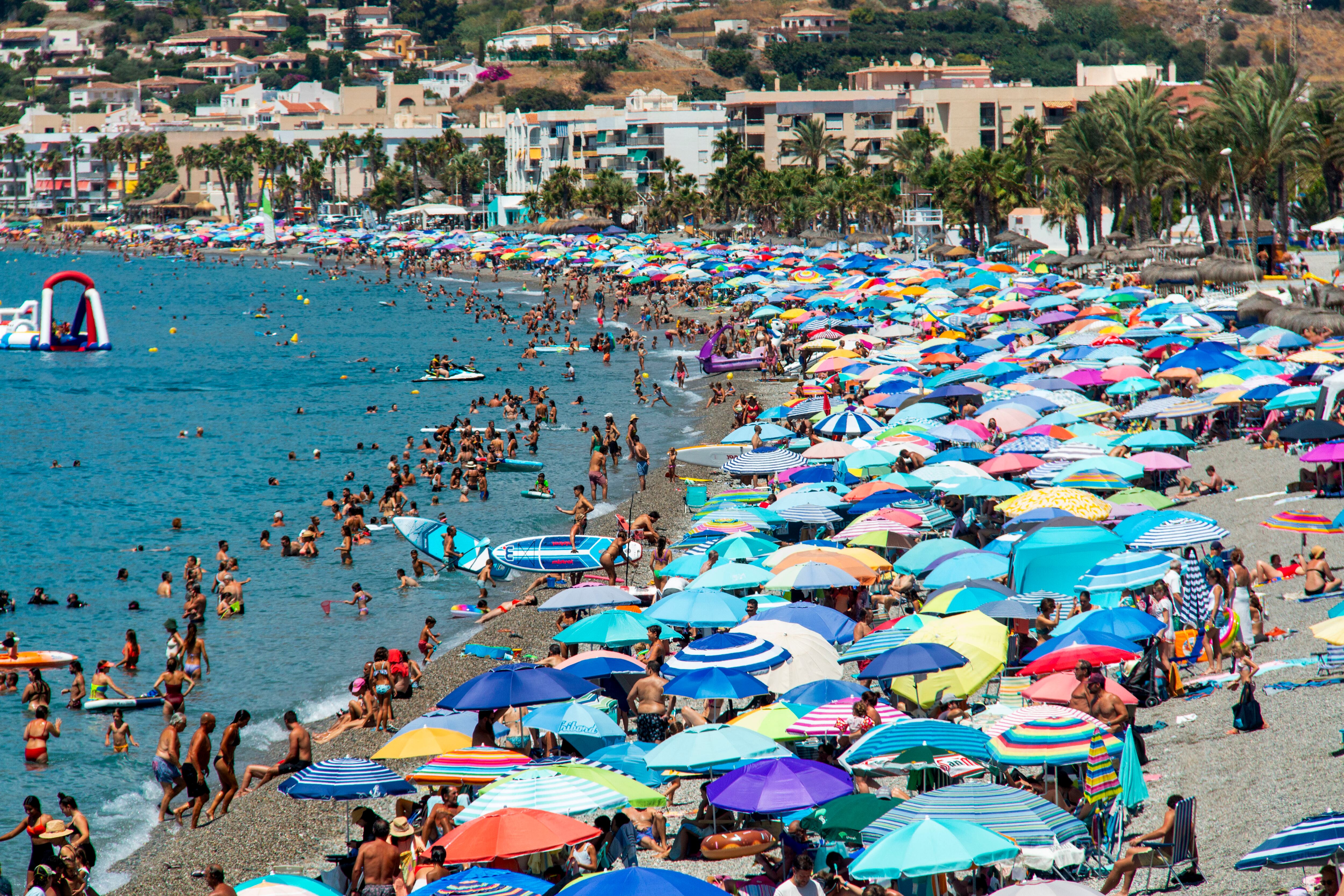 LA HERRADURA (GRANADA), 15/08/2024.- Multitud de personas disfrutan de la playa de La Herradura, en el término municipal de Almuñécar (Granada), este 15 de agosto festivo nacional. EFE / Alba Feixas

