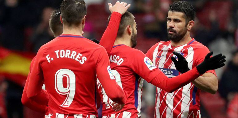  El centrocampista belga del Atlético de Madrid Yannick Ferreira Carrasco  celebra con sus compañeros su gol