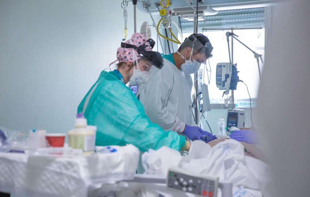 Especialistas y paciente en UCI