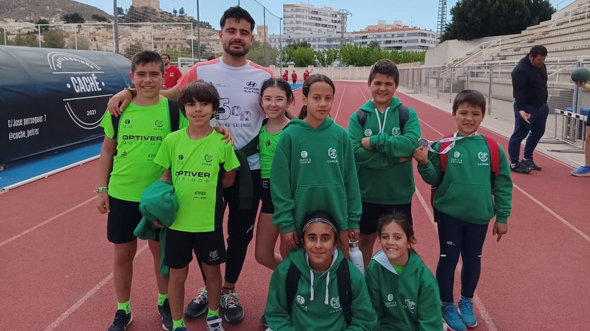 El Club Atletismo Elda exhibe su escuela en las jornadas comarcales de Petrer