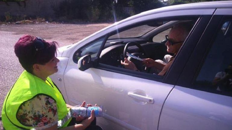 Instante de la conversación mantenida por una persona con lesión modular con un conductor en Albacete