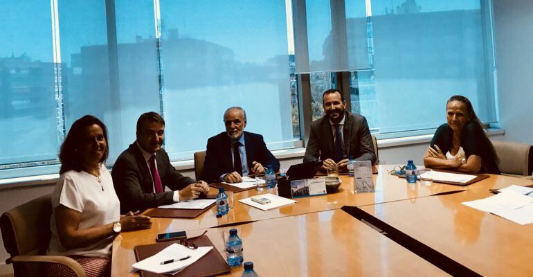  El alcalde de Tres Cantos, Jesús Moreno, junto a la concejal de Educación, Manuela Gómez, y el Viceconsejero de Educación de la Comunidad de Madrid, Amador Sánchez