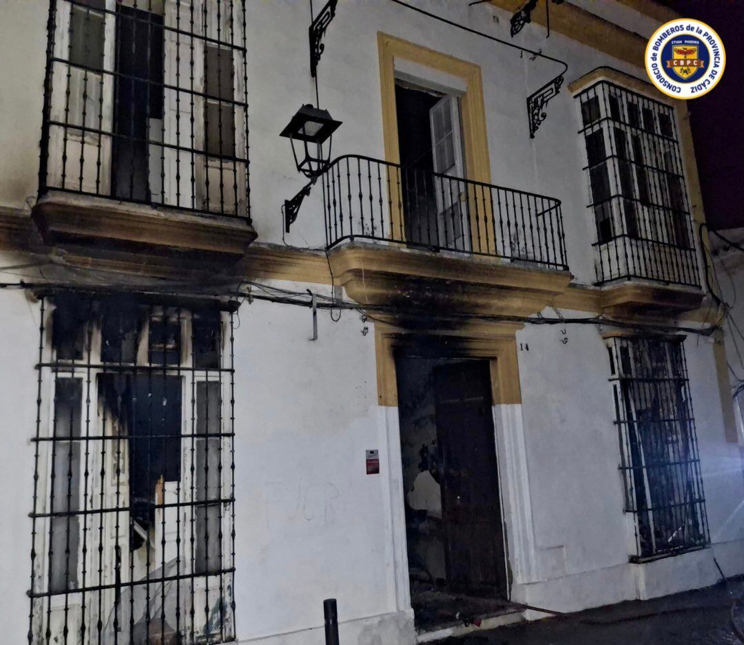 Fachada de la vivienda en la que han tenido que intervenir los bomberos