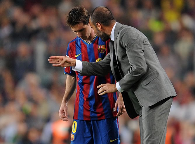 Guardiola da instrucciones a Messi durante un partido