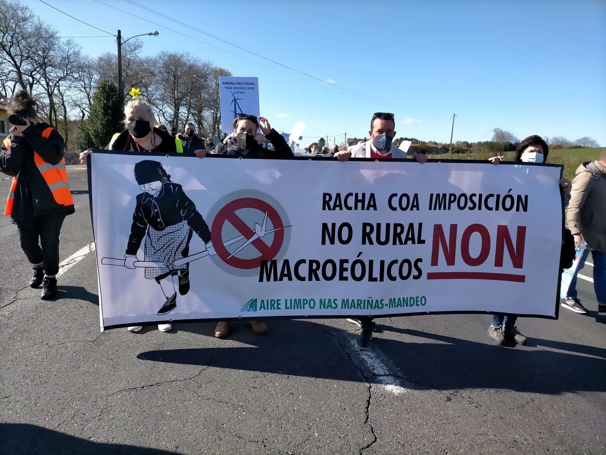 Manifestación en Curtis contra la &quot;invasión&quot; eólica